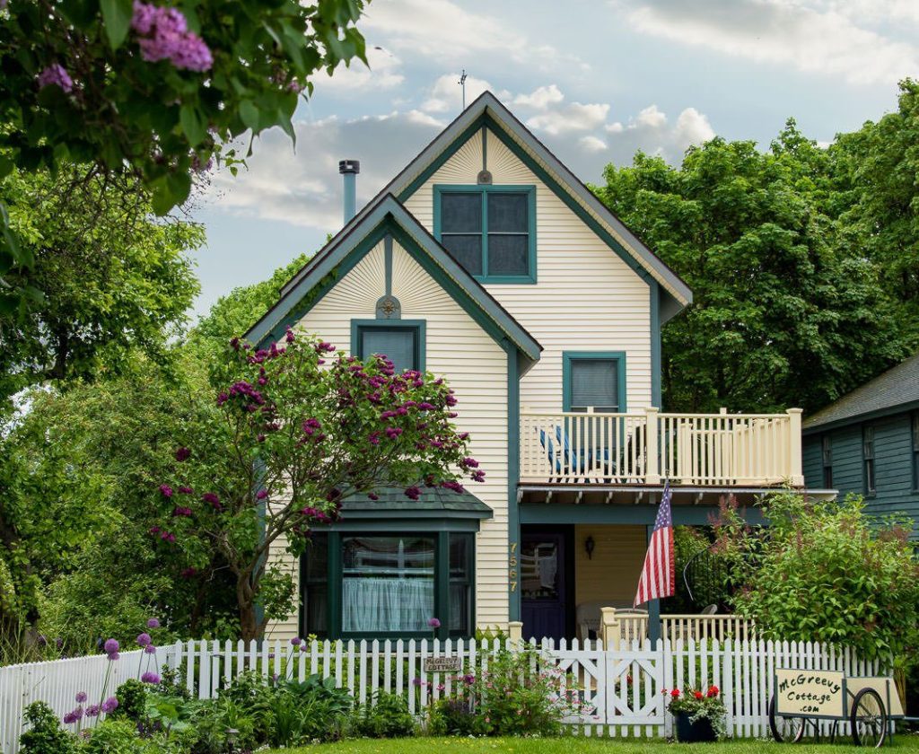 McGreevy Cottage is a fully furnished Mackinac Island home available for rent by the week.