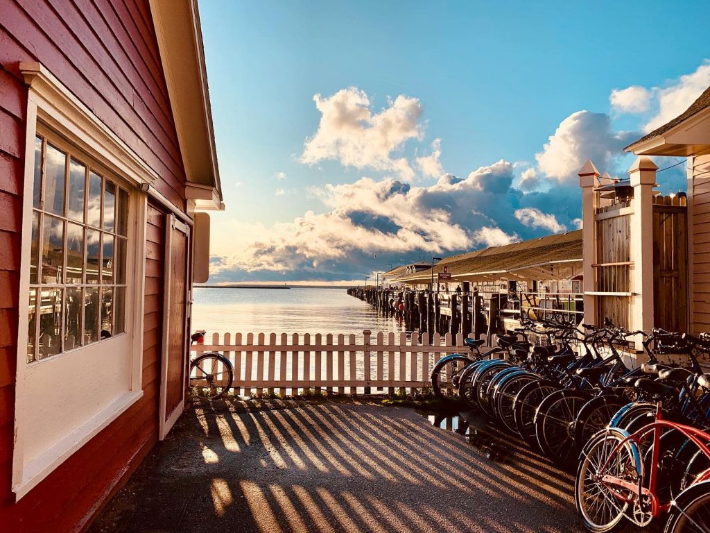 Mackinac Island’s overnight guests awake to a charming harmony of foghorns, bicycle bells and clip-clopping horse hooves. 